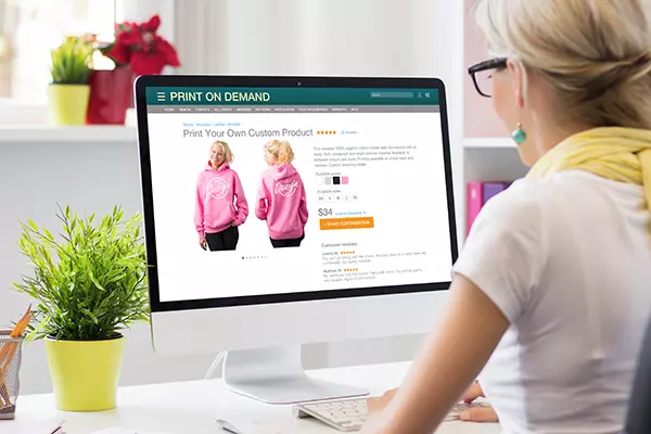 Mitarbeiterin überprüft einen Online Shop auf Fehler und testet alle Funktionen